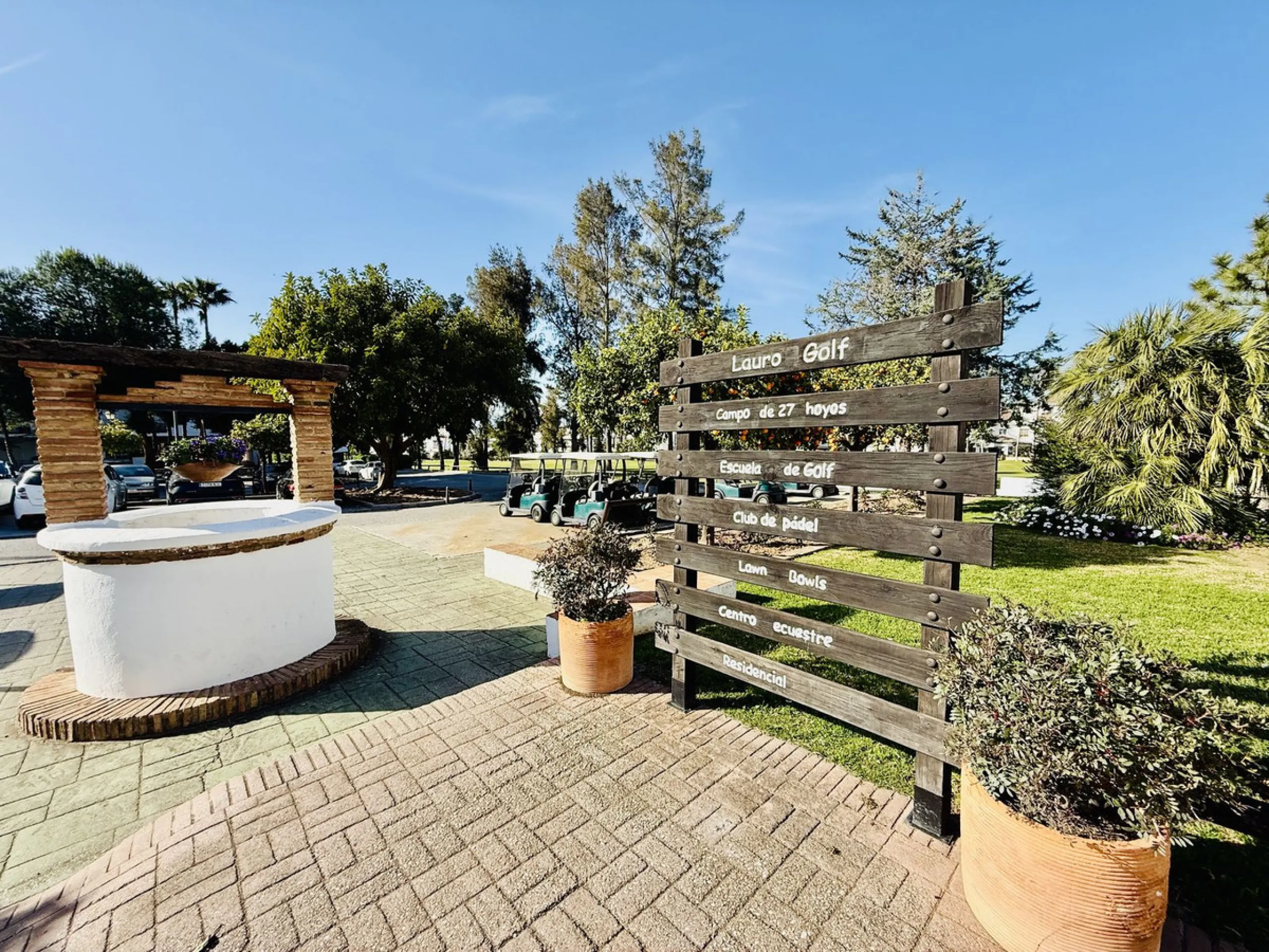 Semi-detached house with views of the golf course in a unique and privileged setting.
