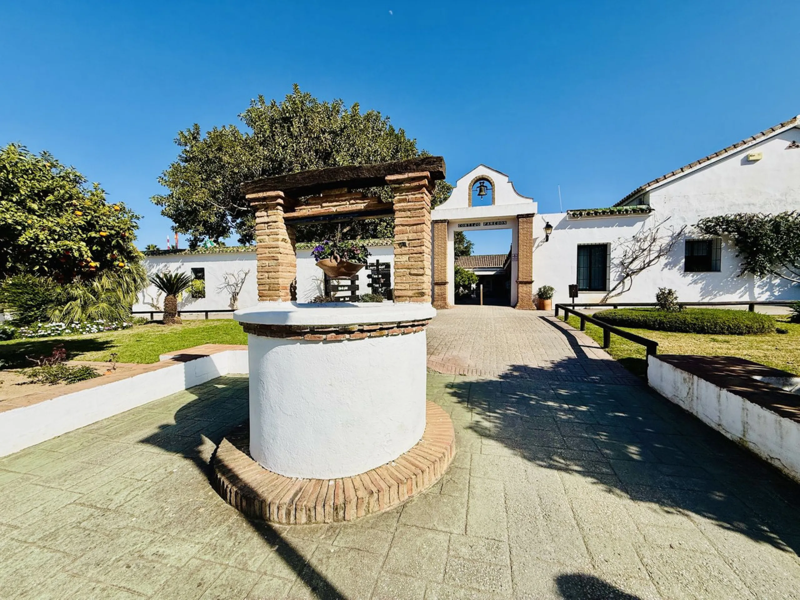 Semi-detached house with views of the golf course in a unique and privileged setting.