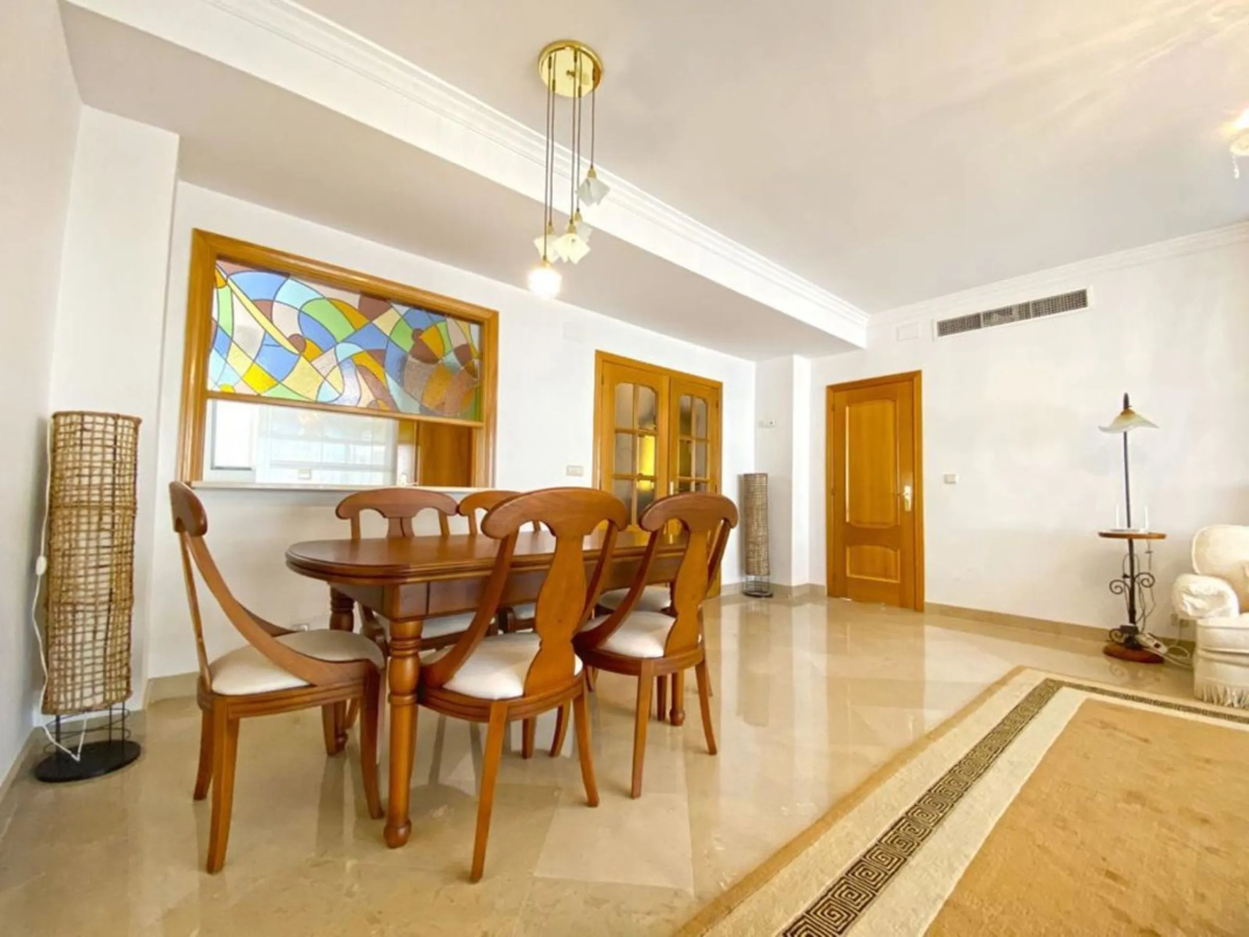 Apartment on the Golden Mile of Marbella. It is located in an exclusive complex with tropical gardens and community pool 500m from Casablanca Beach and Trocadero Playa. The urbanization is located 10 minutes walk from the center of Marbella and 10 minutes