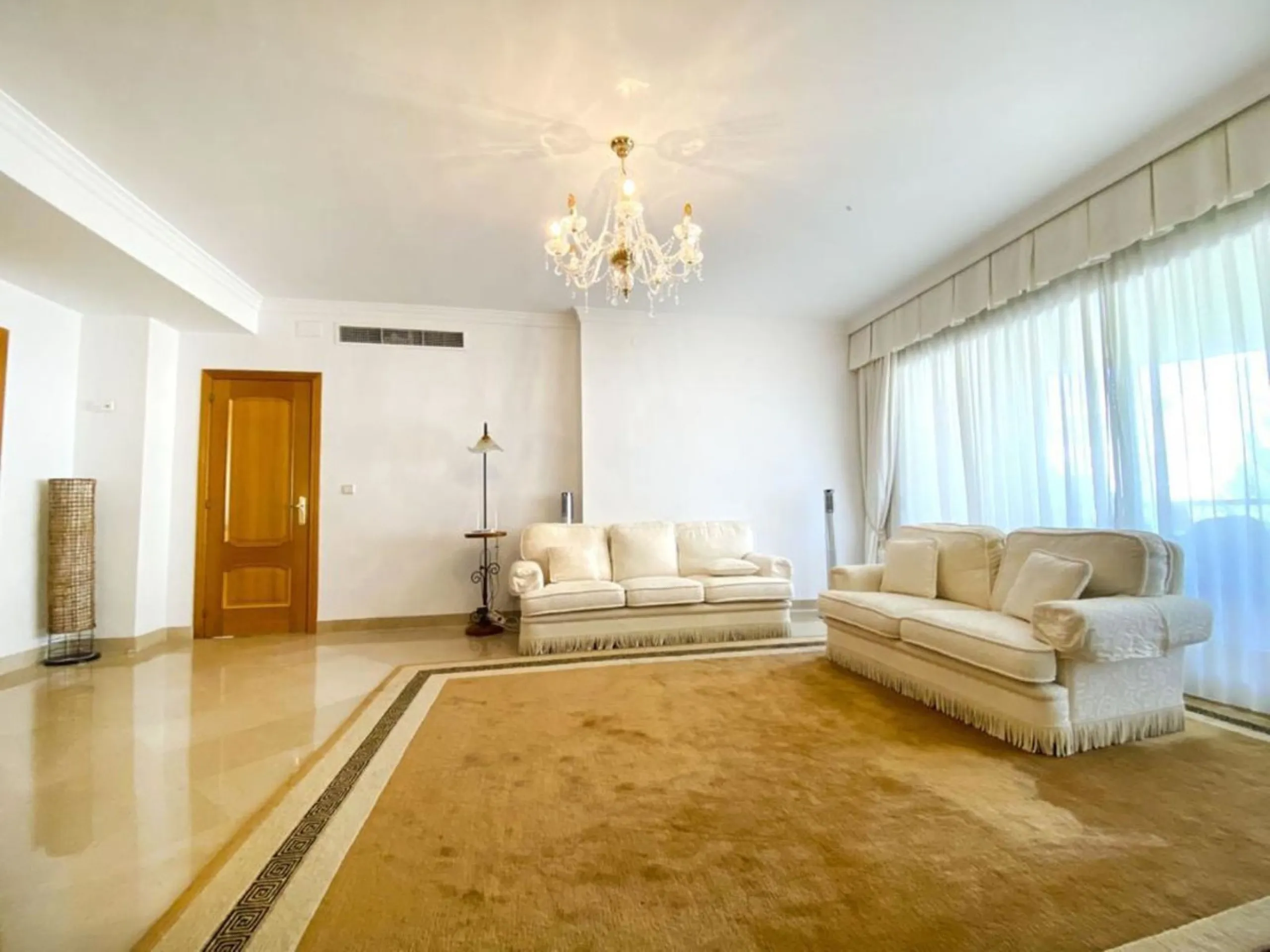 Apartment on the Golden Mile of Marbella. It is located in an exclusive complex with tropical gardens and community pool 500m from Casablanca Beach and Trocadero Playa. The urbanization is located 10 minutes walk from the center of Marbella and 10 minutes