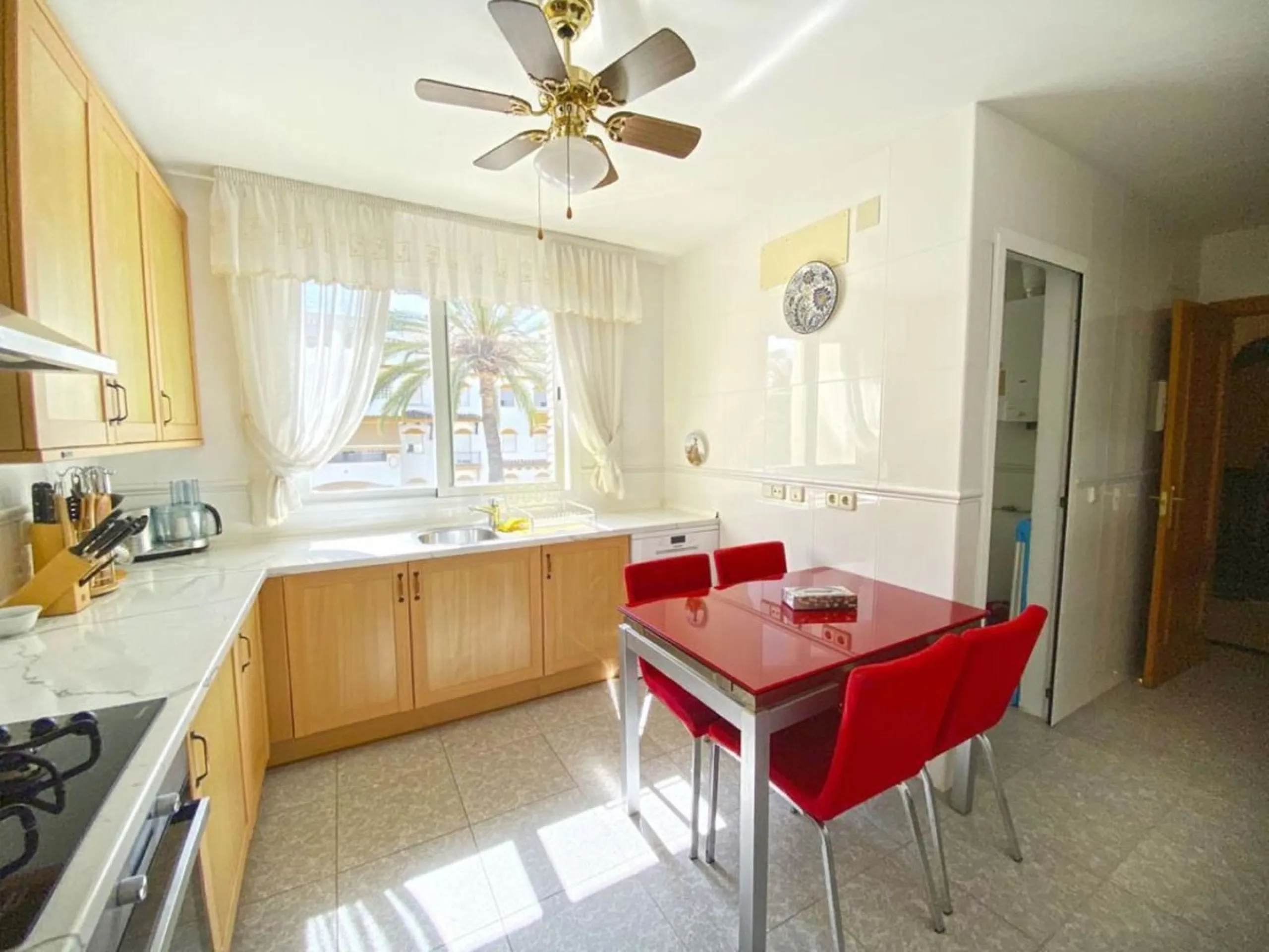 Apartment on the Golden Mile of Marbella. It is located in an exclusive complex with tropical gardens and community pool 500m from Casablanca Beach and Trocadero Playa. The urbanization is located 10 minutes walk from the center of Marbella and 10 minutes