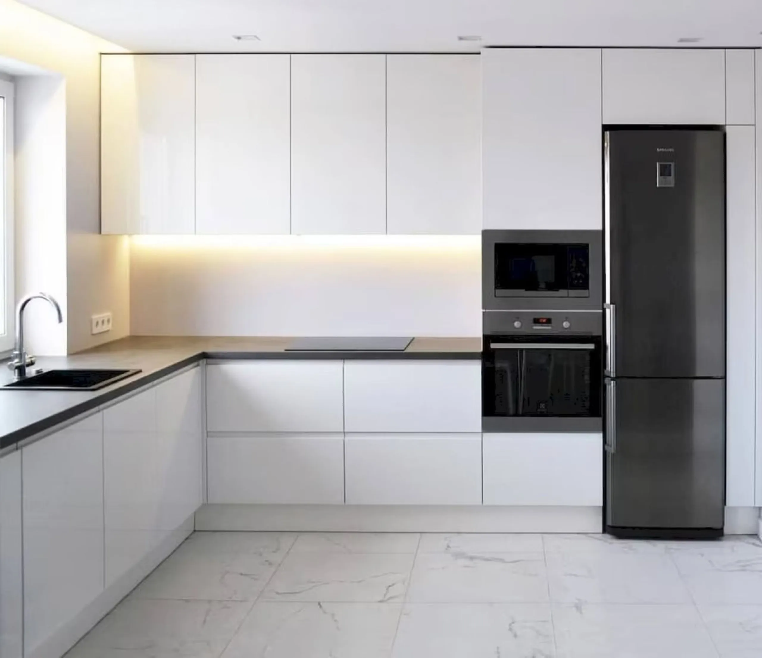 Apartment on the Golden Mile of Marbella. It is located in an exclusive complex with tropical gardens and community pool 500m from Casablanca Beach and Trocadero Playa. The urbanization is located 10 minutes walk from the center of Marbella and 10 minutes