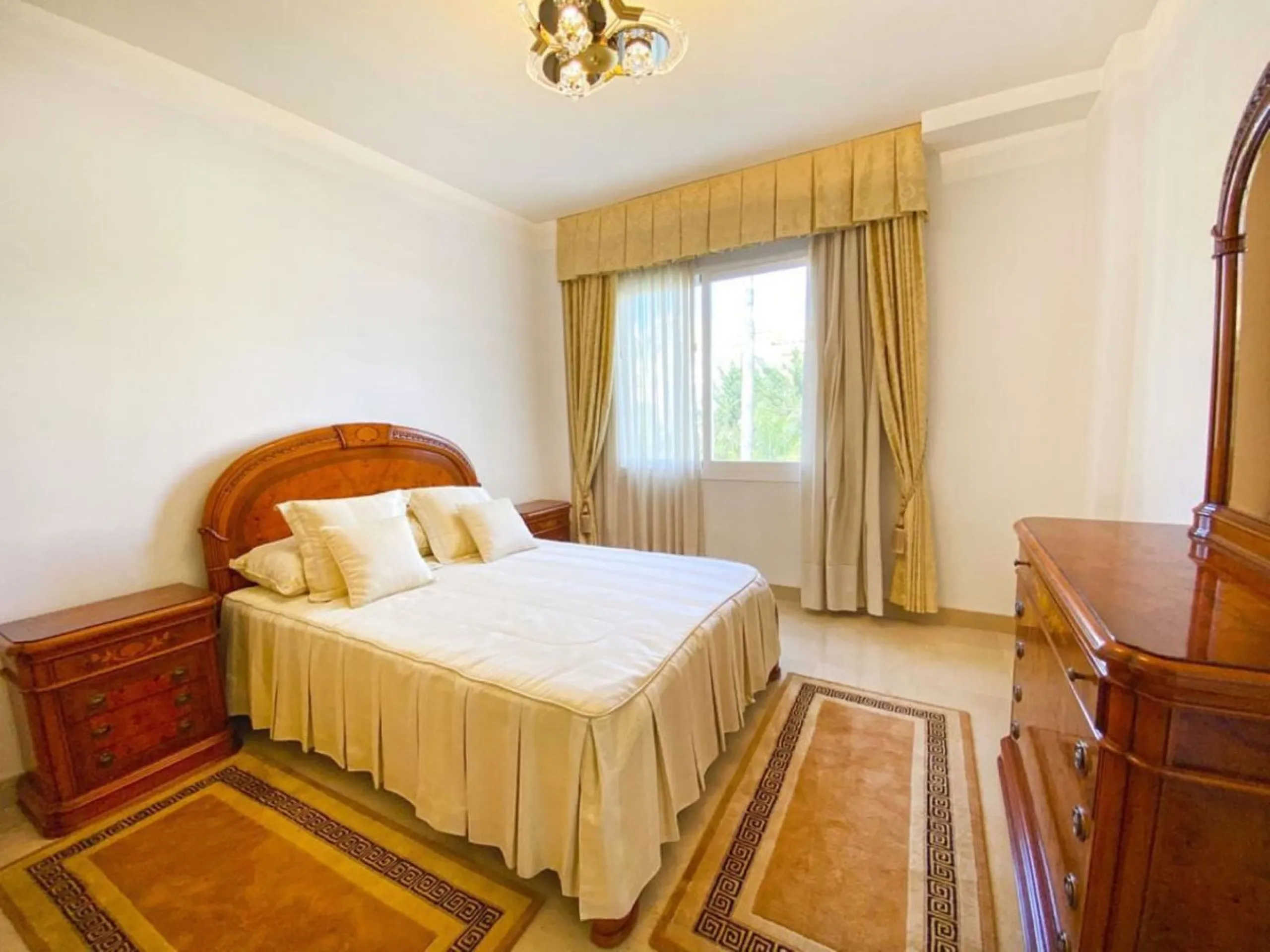 Apartment on the Golden Mile of Marbella. It is located in an exclusive complex with tropical gardens and community pool 500m from Casablanca Beach and Trocadero Playa. The urbanization is located 10 minutes walk from the center of Marbella and 10 minutes