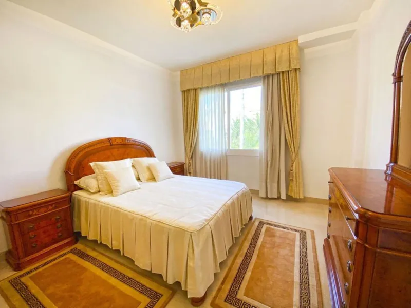 Apartment on the Golden Mile of Marbella. It is located in an exclusive complex with tropical gardens and community pool 500m from Casablanca Beach and Trocadero Playa. The urbanization is located 10 minutes walk from the center of Marbella and 10 minutes