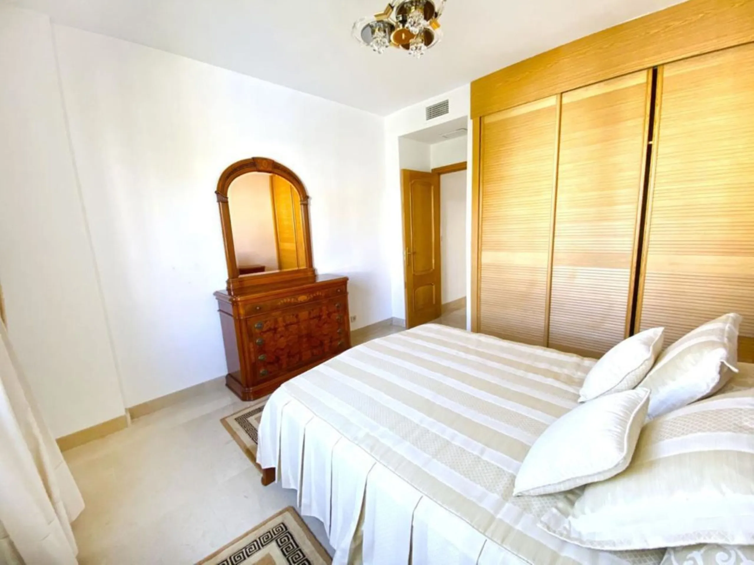 Apartment on the Golden Mile of Marbella. It is located in an exclusive complex with tropical gardens and community pool 500m from Casablanca Beach and Trocadero Playa. The urbanization is located 10 minutes walk from the center of Marbella and 10 minutes