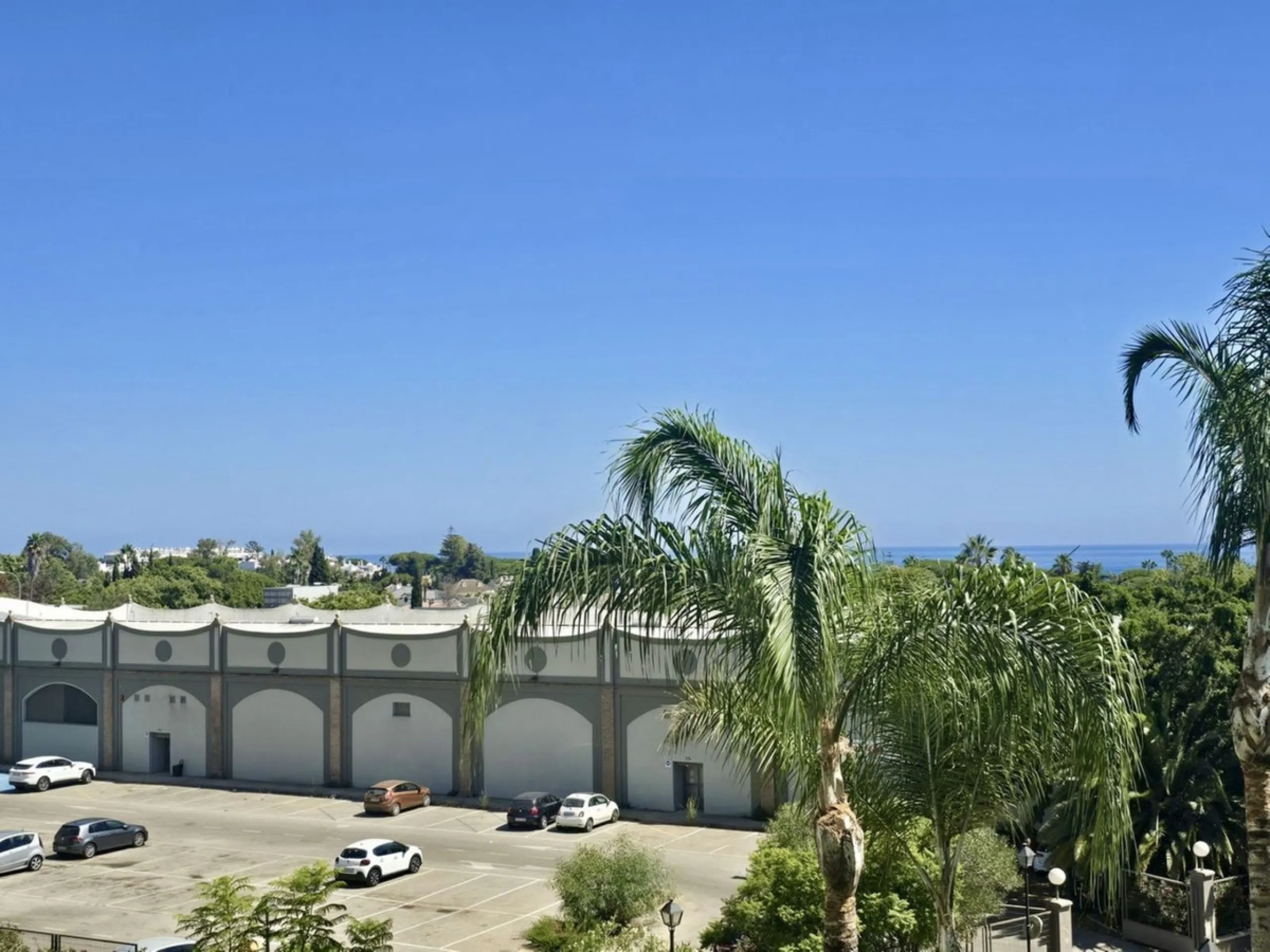 Apartment on the Golden Mile of Marbella. It is located in an exclusive complex with tropical gardens and community pool 500m from Casablanca Beach and Trocadero Playa. The urbanization is located 10 minutes walk from the center of Marbella and 10 minutes