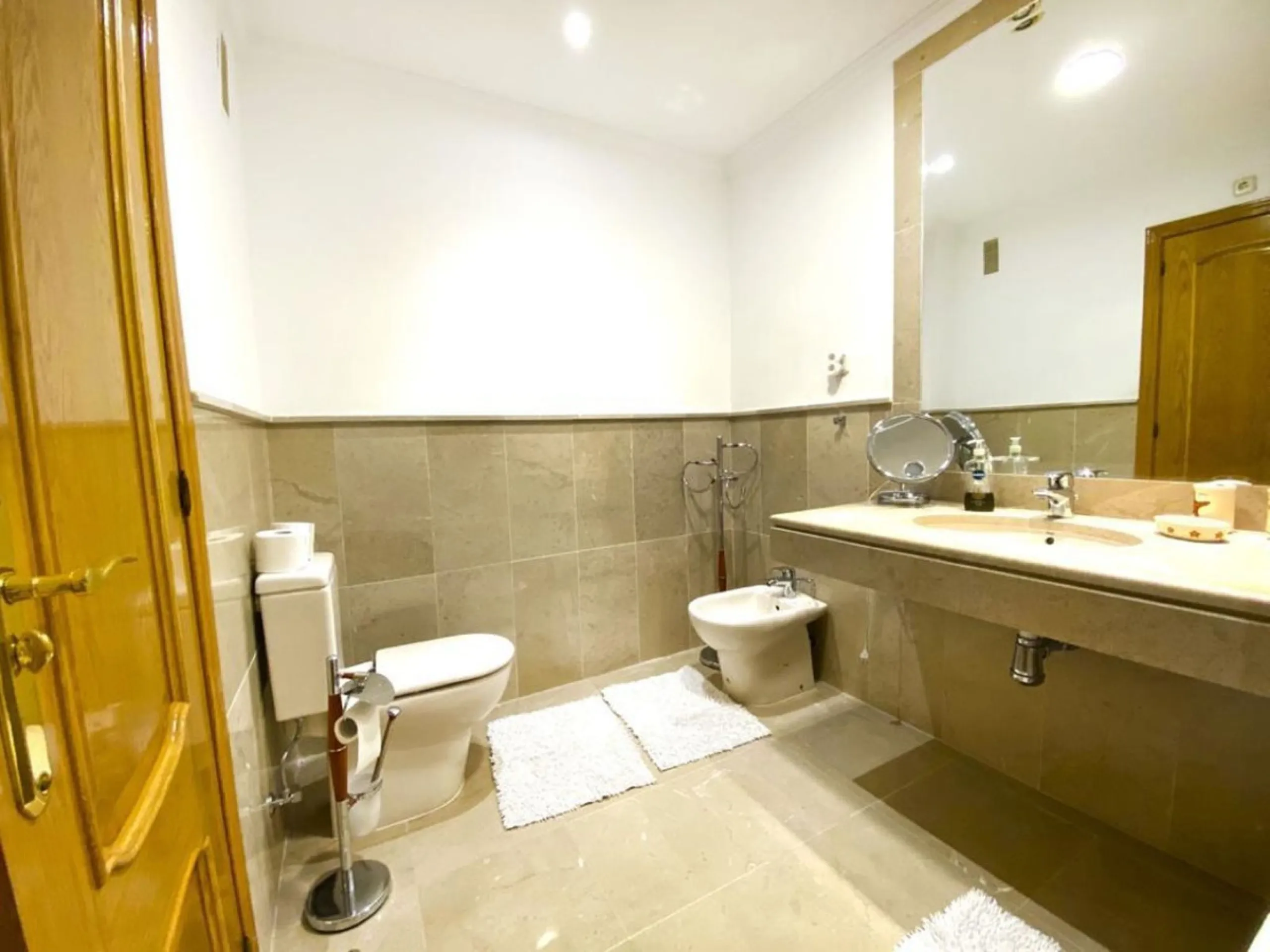 Apartment on the Golden Mile of Marbella. It is located in an exclusive complex with tropical gardens and community pool 500m from Casablanca Beach and Trocadero Playa. The urbanization is located 10 minutes walk from the center of Marbella and 10 minutes