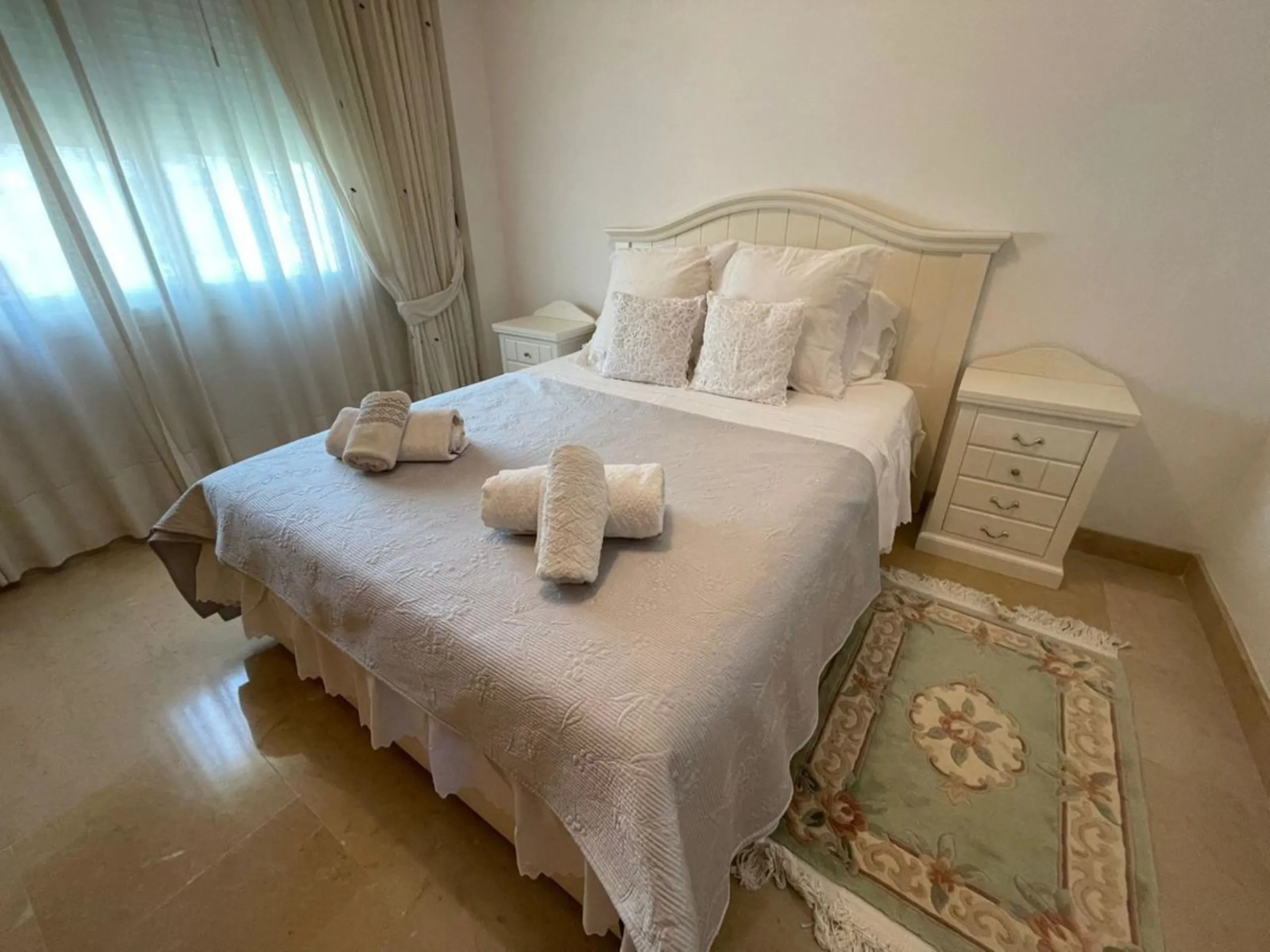 Apartment on the Golden Mile of Marbella. It is located in an exclusive complex with tropical gardens and community pool 500m from Casablanca Beach and Trocadero Playa. The urbanization is located 10 minutes walk from the center of Marbella and 10 minutes