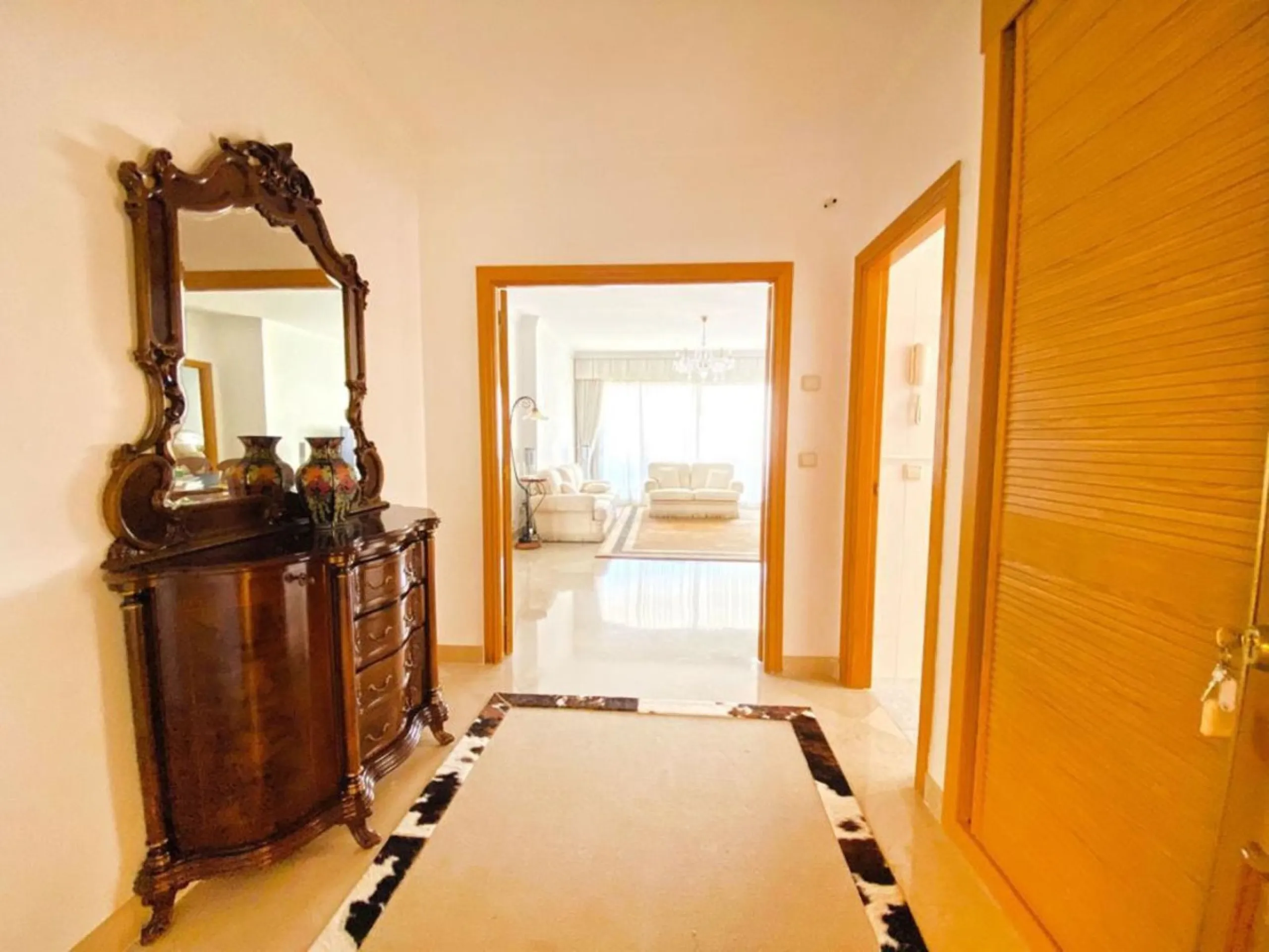 Apartment on the Golden Mile of Marbella. It is located in an exclusive complex with tropical gardens and community pool 500m from Casablanca Beach and Trocadero Playa. The urbanization is located 10 minutes walk from the center of Marbella and 10 minutes