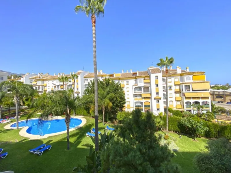 Apartment on the Golden Mile of Marbella. It is located in an exclusive complex with tropical gardens and community pool 500m from Casablanca Beach and Trocadero Playa. The urbanization is located 10 minutes walk from the center of Marbella and 10 minutes