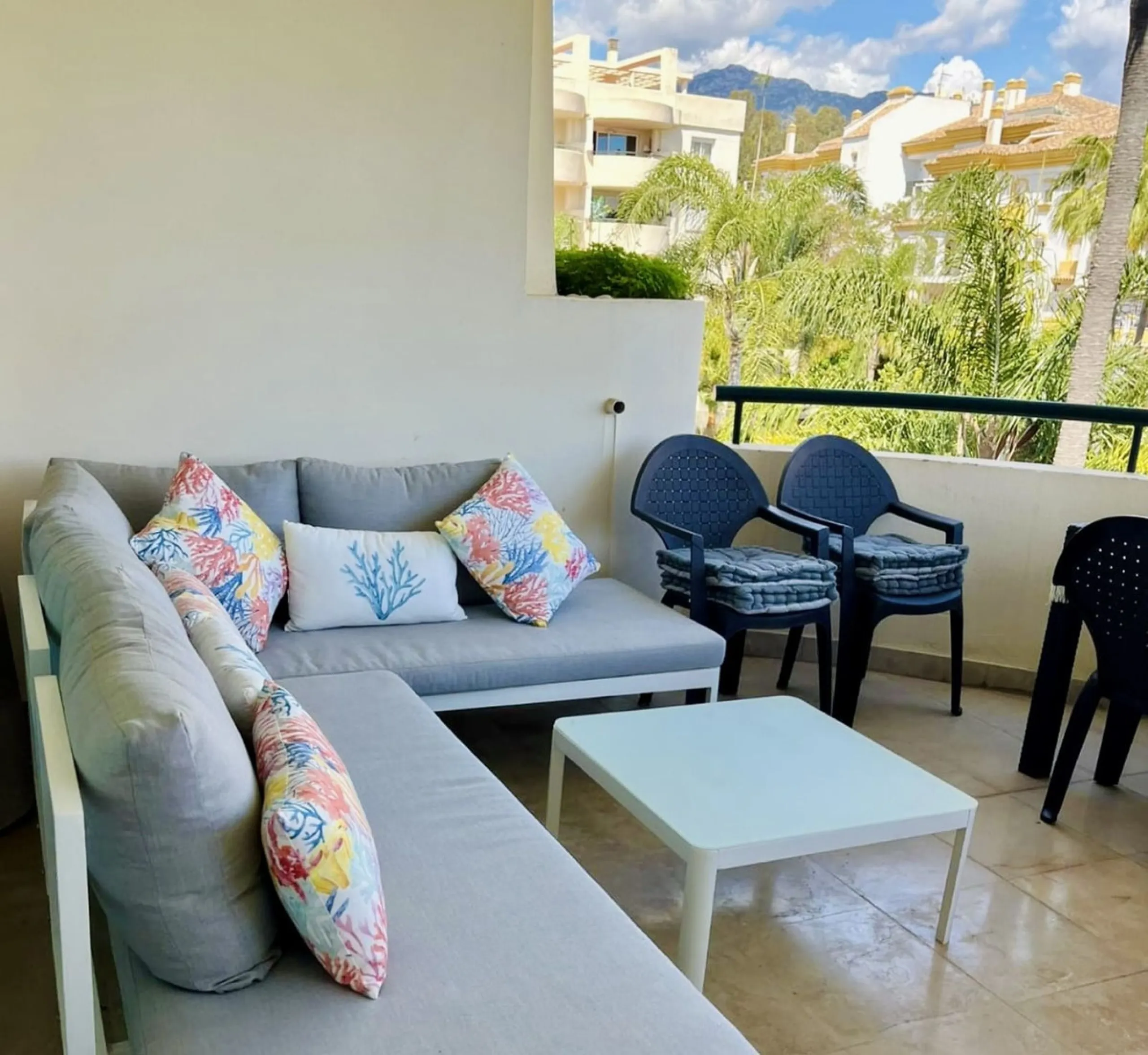 Apartment on the Golden Mile of Marbella. It is located in an exclusive complex with tropical gardens and community pool 500m from Casablanca Beach and Trocadero Playa. The urbanization is located 10 minutes walk from the center of Marbella and 10 minutes