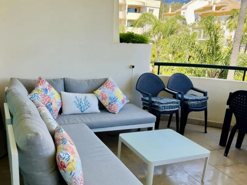 Apartment on the Golden Mile of Marbella. It is located in an exclusive complex with tropical gardens and community pool 500m from Casablanca Beach and Trocadero Playa. The urbanization is located 10 minutes walk from the center of Marbella and 10 minutes