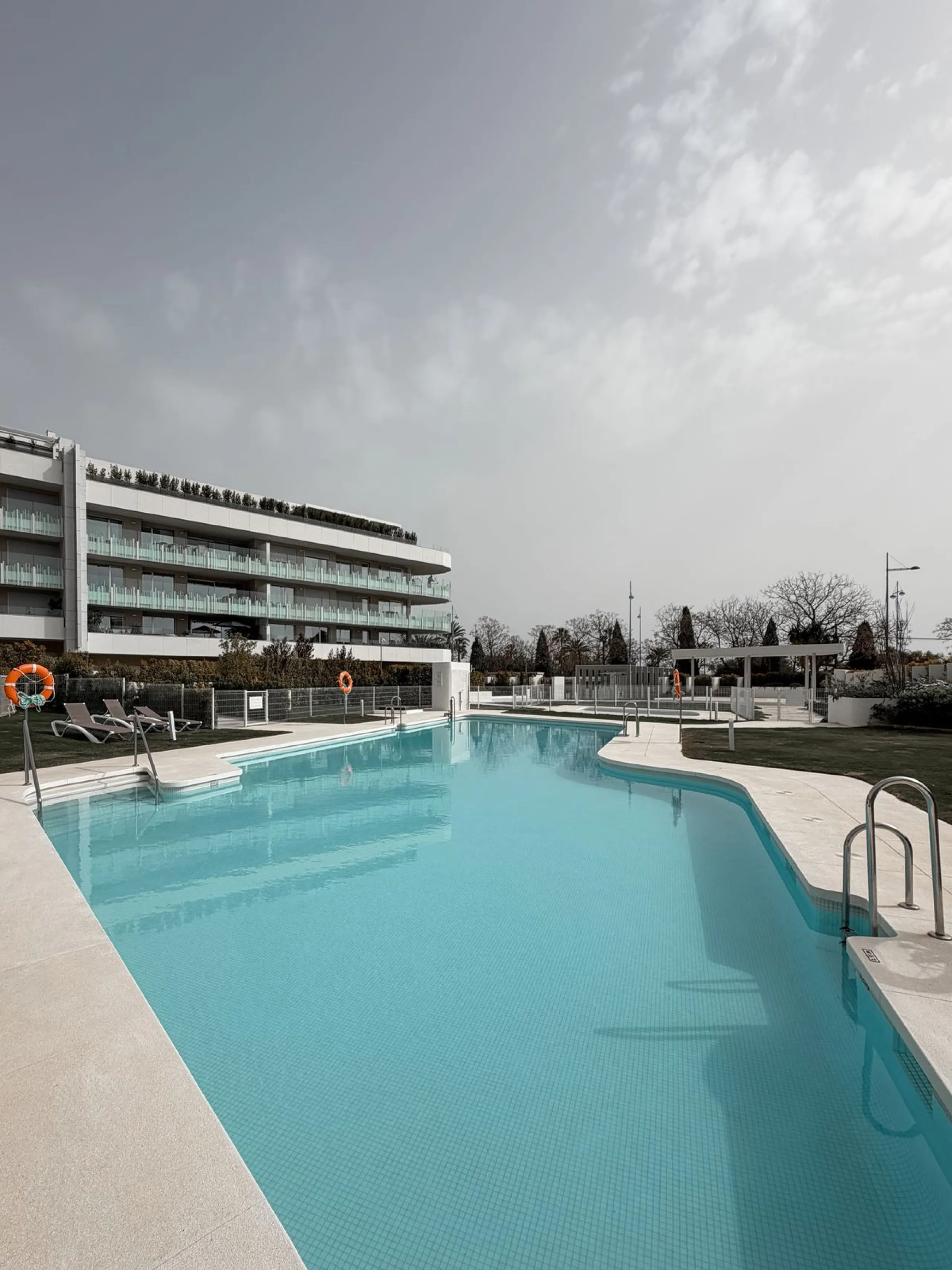 Apartment - Middle Floor Apartment в продаже в Marbella, Málaga. В доме 3 спален и 2 ванных комнат. Площадь дома 107 м²