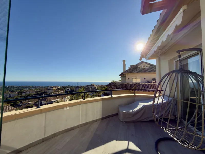 Wonderful panoramic view on 360°!! Discover this spectacular, recently renovated penthouse located in the exclusive urbanization, one of the most sought-after enclaves in Elviria, Marbella East. With 200 m² of living space, this property combines style, s