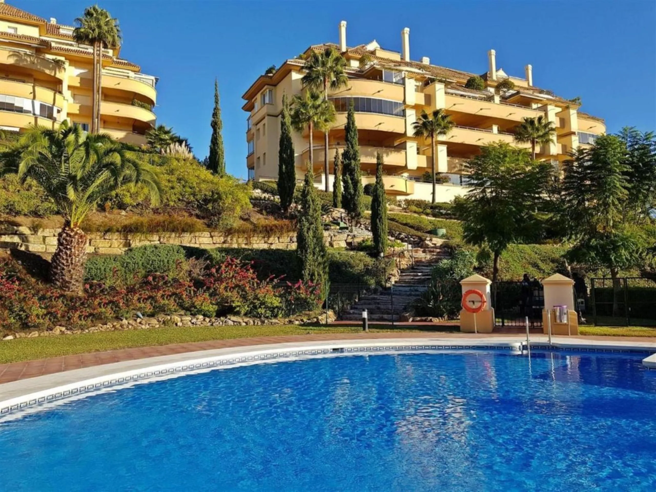 Apartment - Penthouse в продаже в Marbella, Málaga. В доме 3 спален и 3 ванных комнат. Площадь дома 157 м²