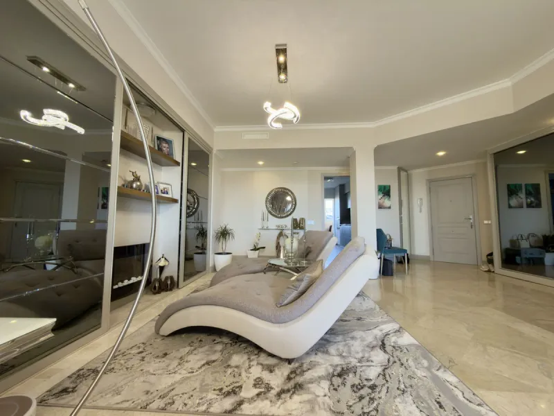 Apartment - Penthouse в продаже в Marbella, Málaga. В доме 3 спален и 3 ванных комнат. Площадь дома 157 м²
