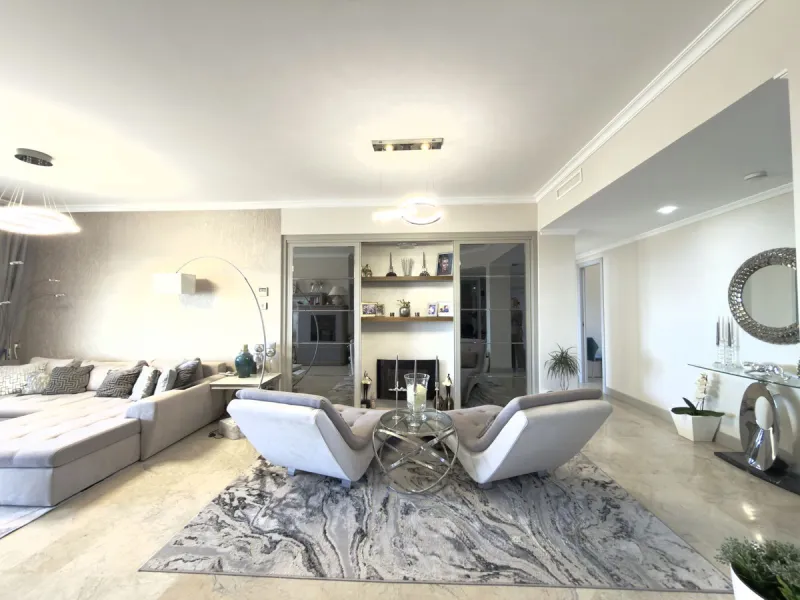 Apartment - Penthouse в продаже в Marbella, Málaga. В доме 3 спален и 3 ванных комнат. Площадь дома 157 м²