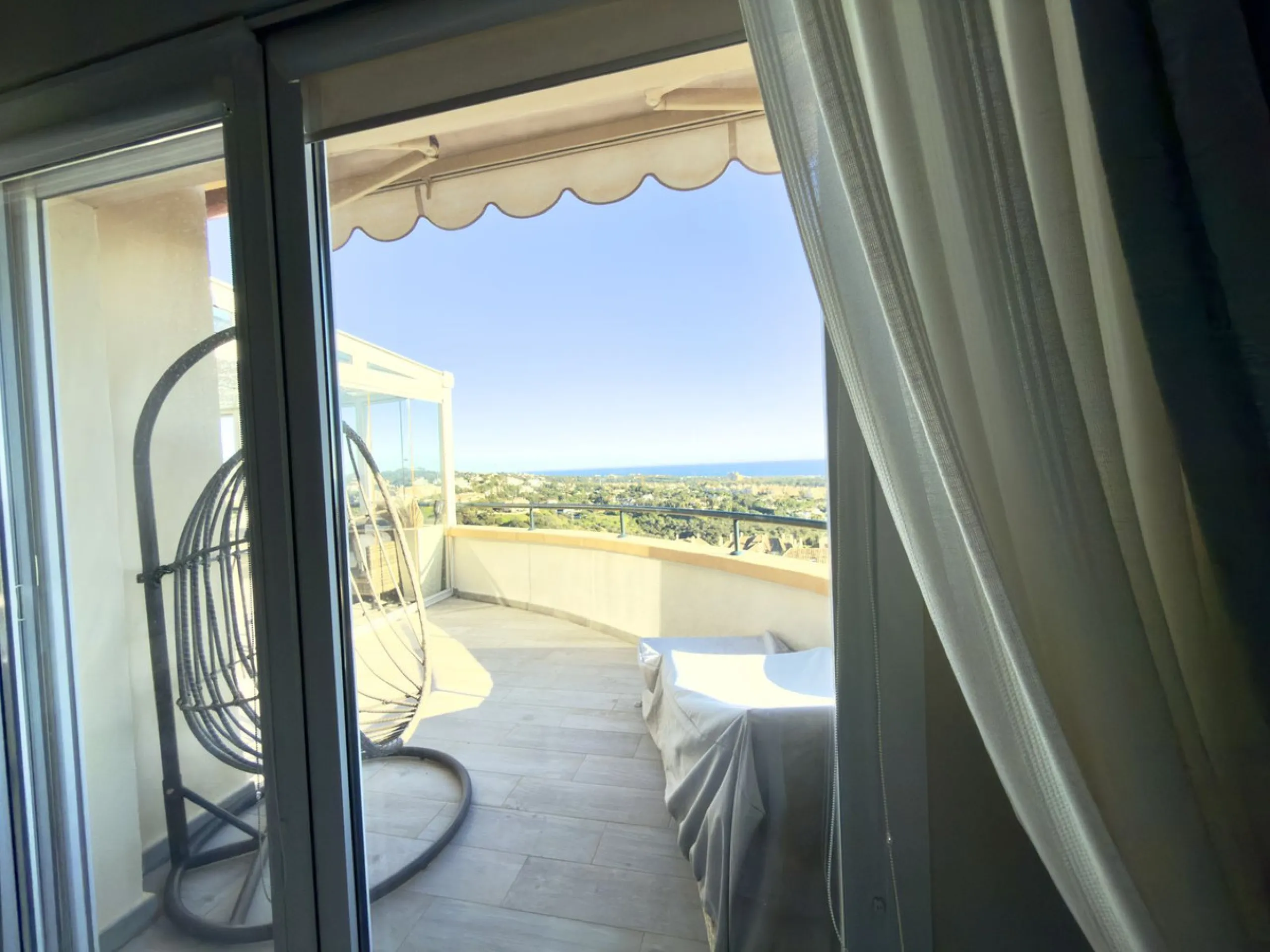 Apartment - Penthouse в продаже в Marbella, Málaga. В доме 3 спален и 3 ванных комнат. Площадь дома 157 м²