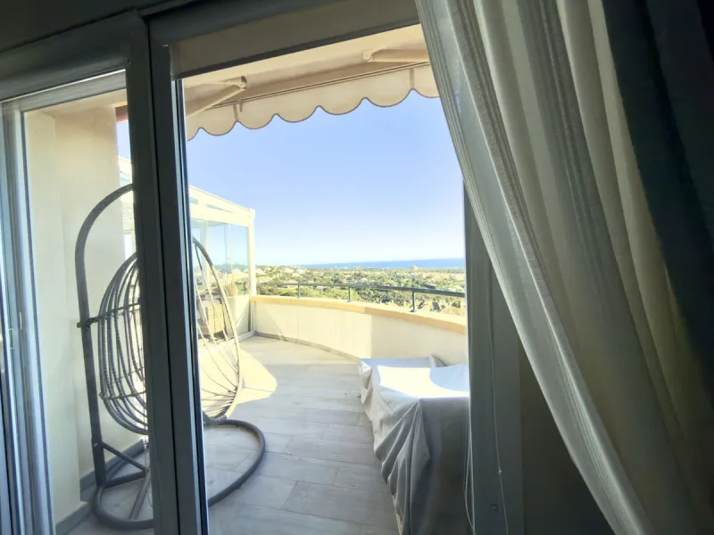 Apartment - Penthouse в продаже в Marbella, Málaga. В доме 3 спален и 3 ванных комнат. Площадь дома 157 м²
