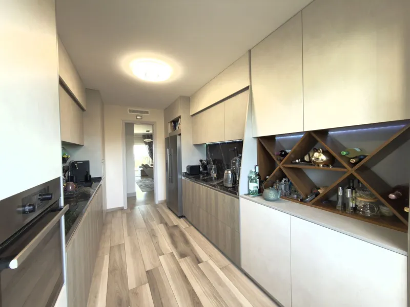Apartment - Penthouse в продаже в Marbella, Málaga. В доме 3 спален и 3 ванных комнат. Площадь дома 157 м²