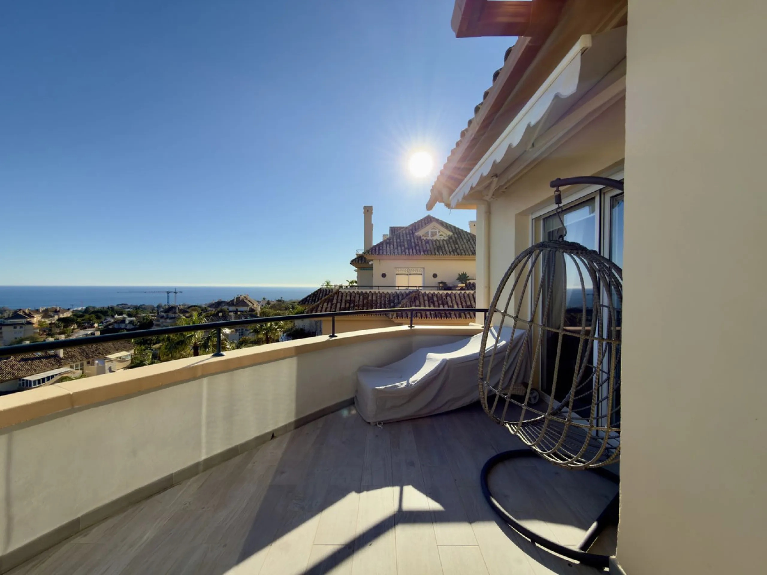 Apartment - Penthouse в продаже в Marbella, Málaga. В доме 3 спален и 3 ванных комнат. Площадь дома 157 м²