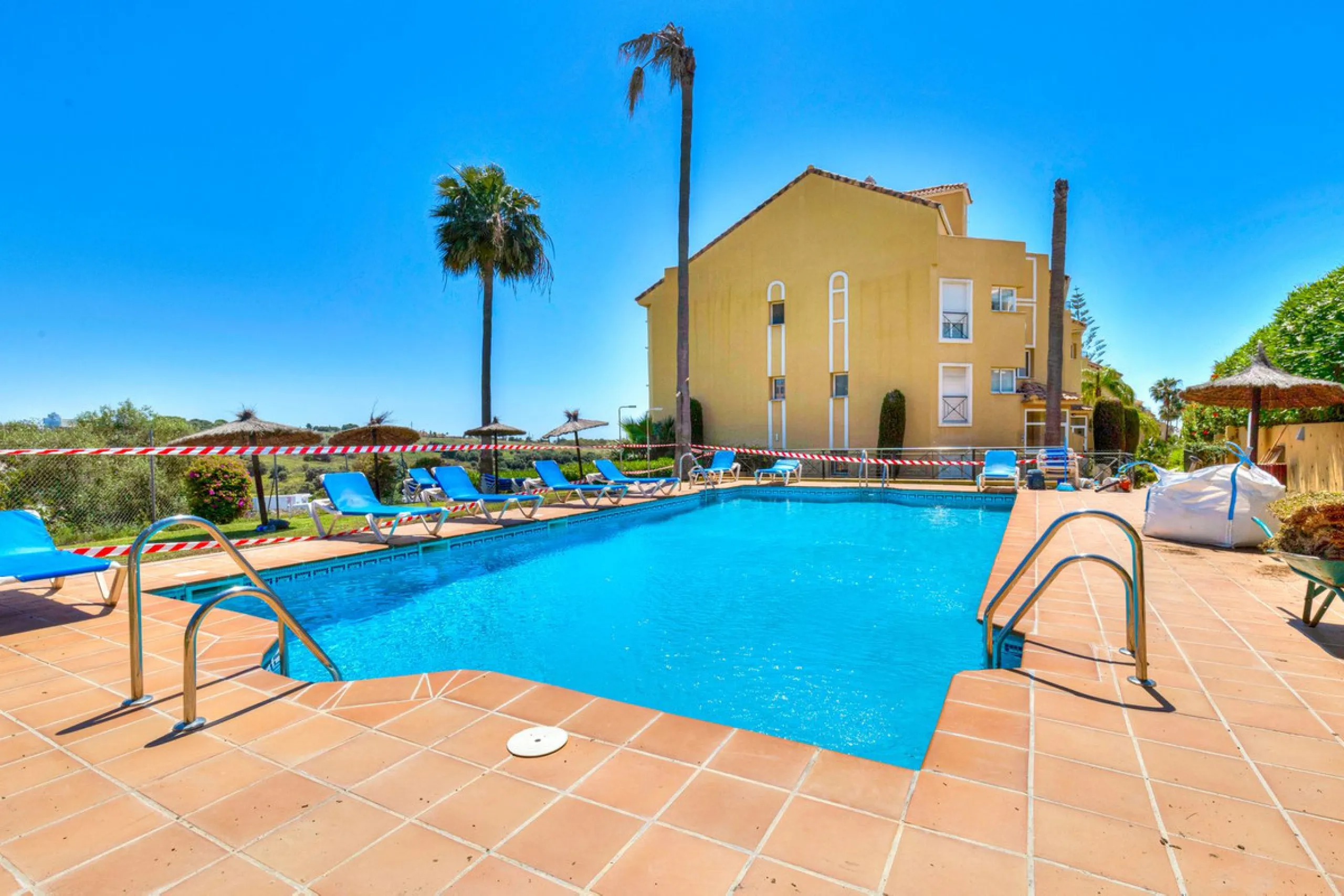 Charming 2-Bedroom Ground Floor Apartment in Bel Air, Estepona.
