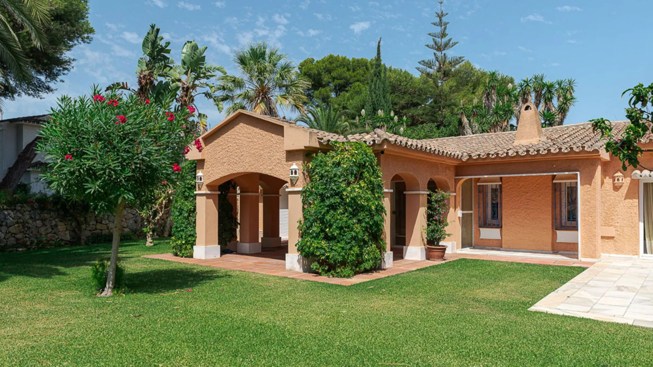 Villa for sale in El Paraiso - Baronal 100 meters from the beach, The New Golden Mile, Estepona in a very quiet neighborhood.