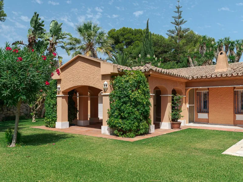 Villa for sale in El Paraiso - Baronal 100 meters from the beach, The New Golden Mile, Estepona in a very quiet neighborhood.