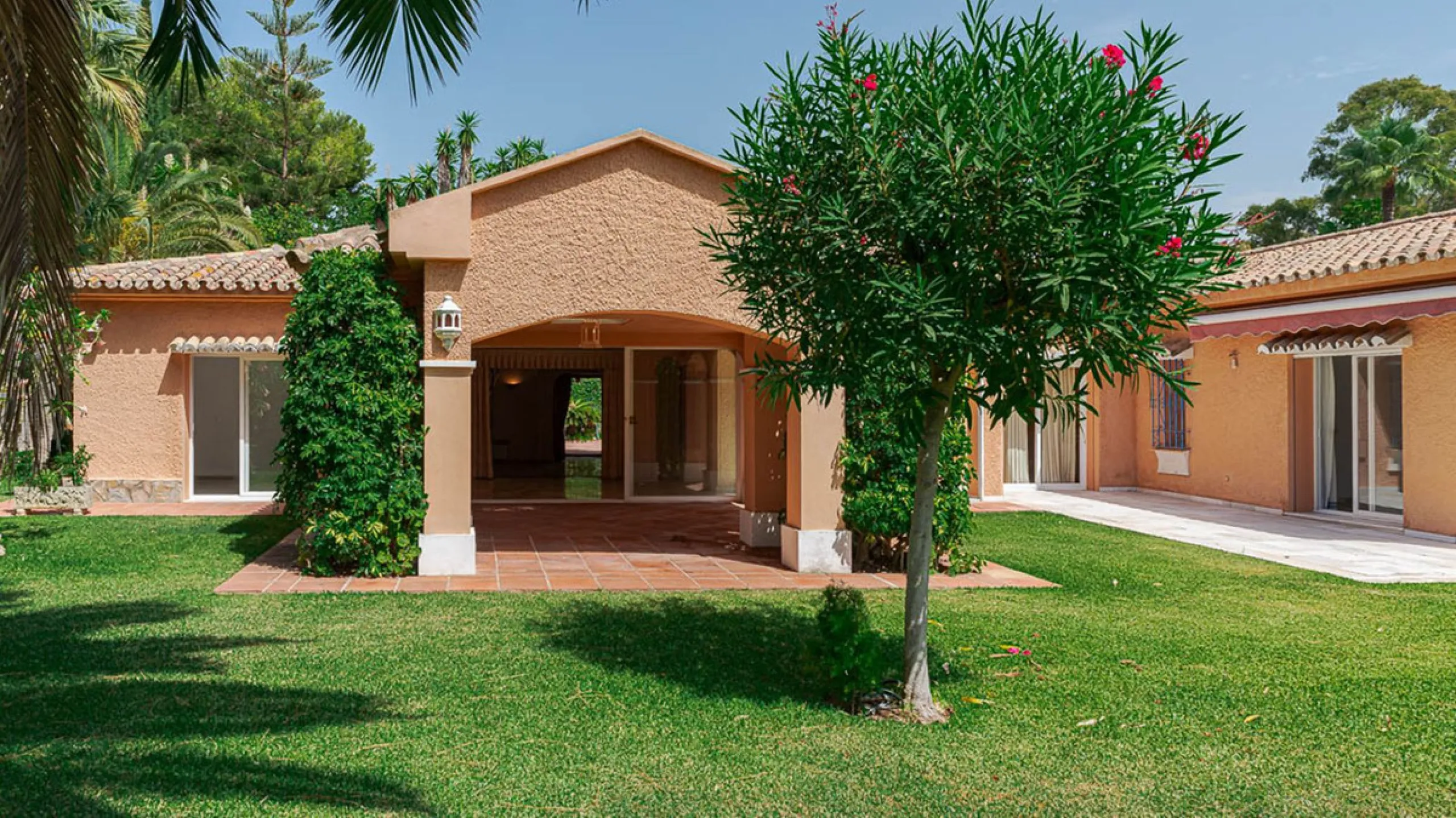 Villa for sale in El Paraiso - Baronal 100 meters from the beach, The New Golden Mile, Estepona in a very quiet neighborhood.