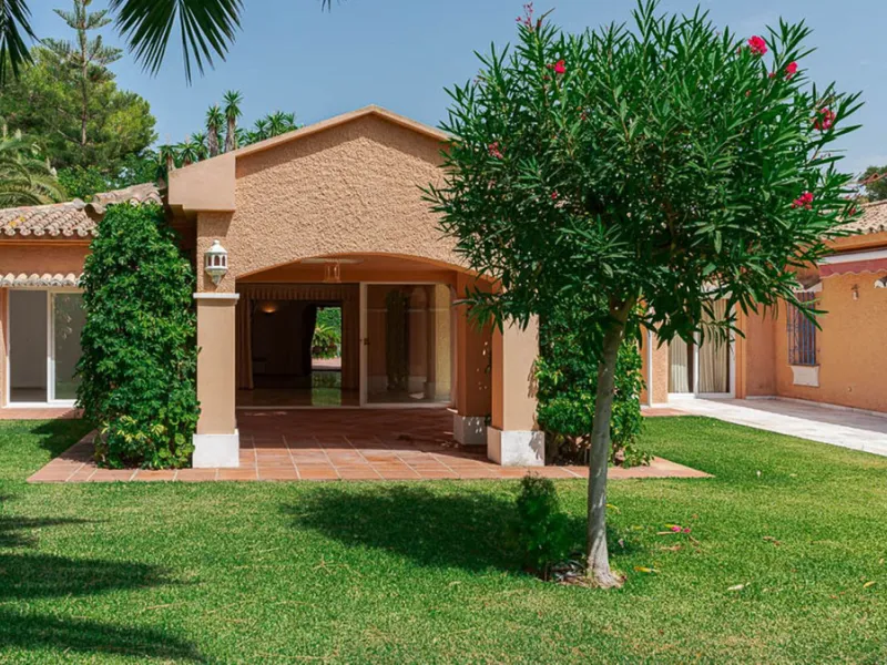 Villa for sale in El Paraiso - Baronal 100 meters from the beach, The New Golden Mile, Estepona in a very quiet neighborhood.