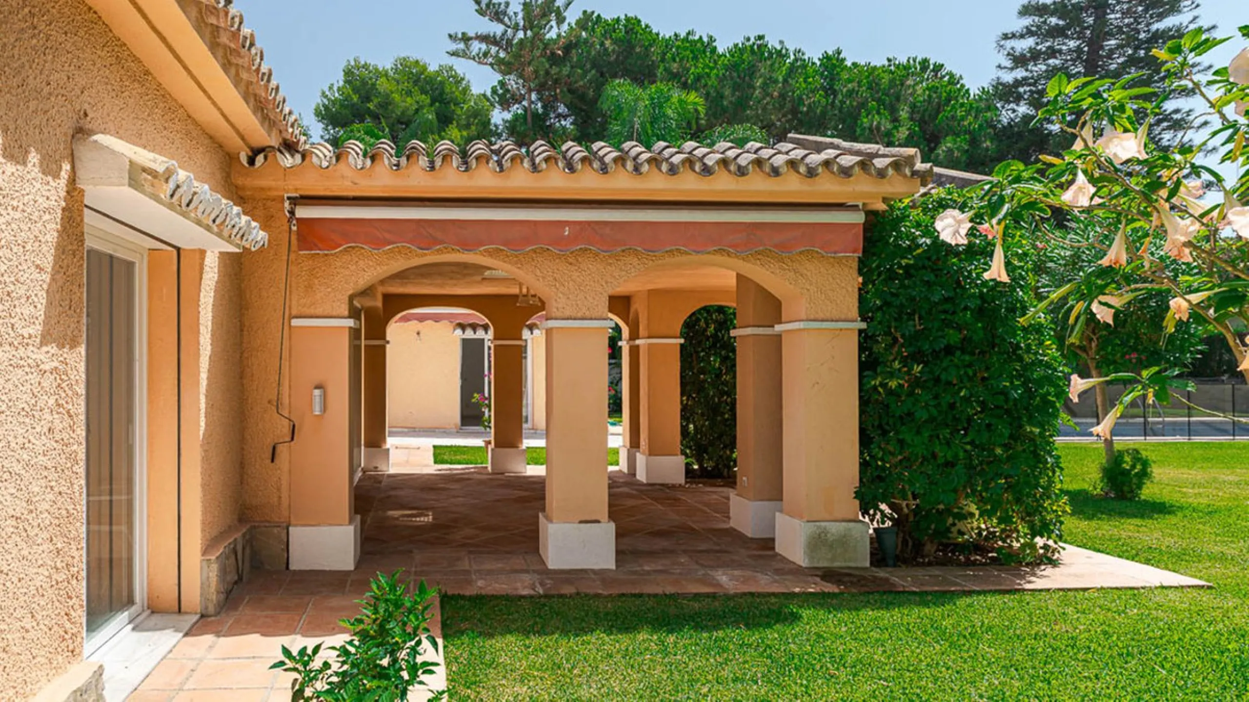 Villa for sale in El Paraiso - Baronal 100 meters from the beach, The New Golden Mile, Estepona in a very quiet neighborhood.