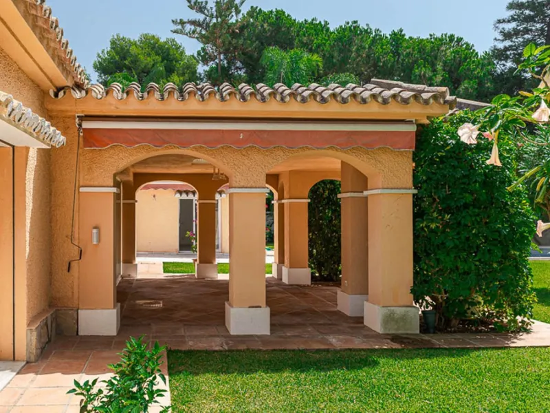 Villa for sale in El Paraiso - Baronal 100 meters from the beach, The New Golden Mile, Estepona in a very quiet neighborhood.