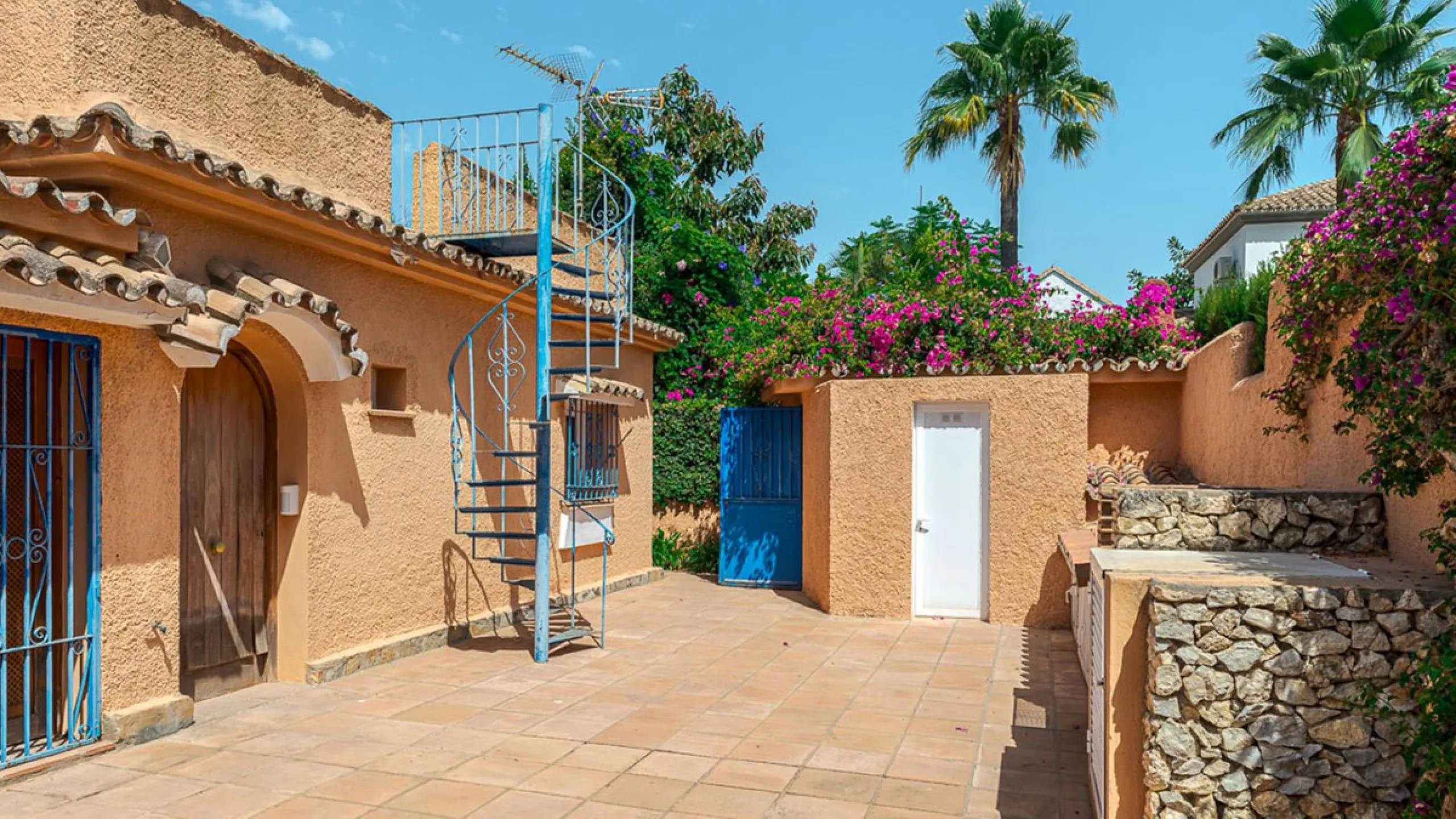 Villa for sale in El Paraiso - Baronal 100 meters from the beach, The New Golden Mile, Estepona in a very quiet neighborhood.