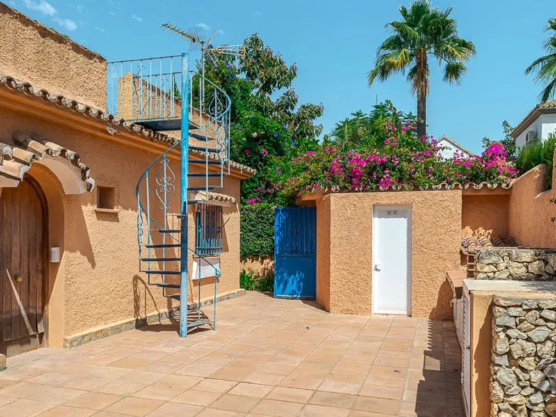 Villa for sale in El Paraiso - Baronal 100 meters from the beach, The New Golden Mile, Estepona in a very quiet neighborhood.