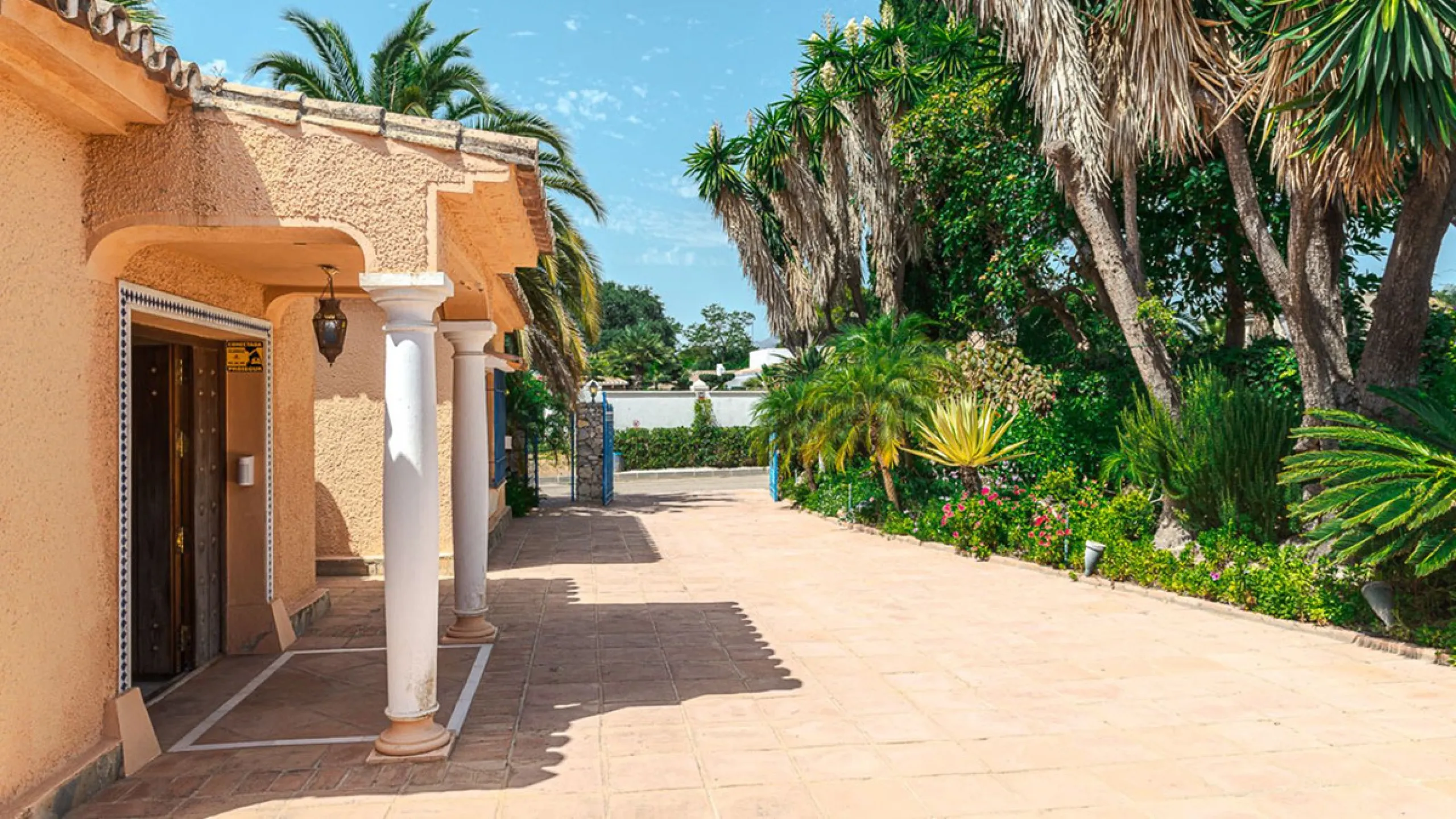 Villa for sale in El Paraiso - Baronal 100 meters from the beach, The New Golden Mile, Estepona in a very quiet neighborhood.