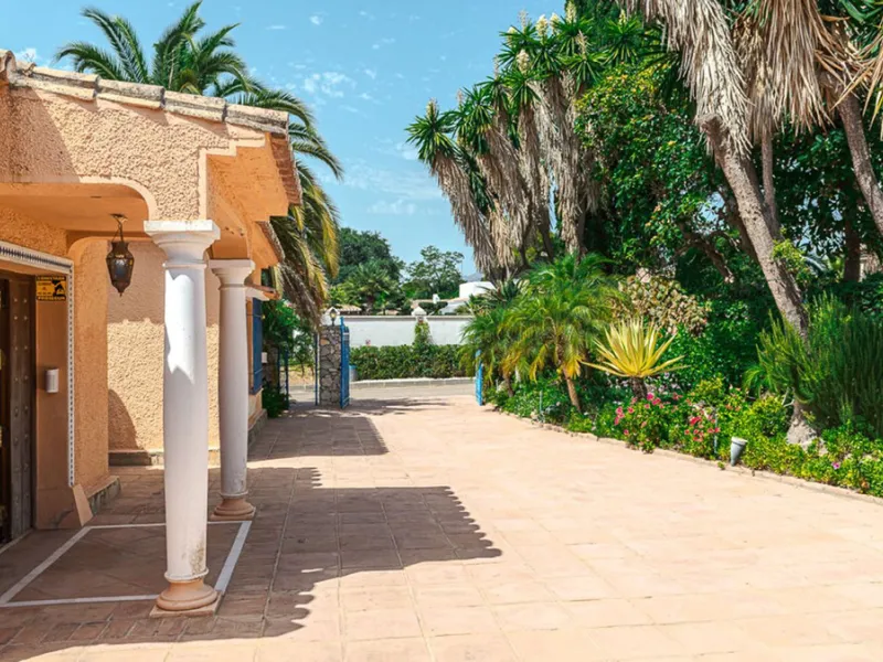 Villa for sale in El Paraiso - Baronal 100 meters from the beach, The New Golden Mile, Estepona in a very quiet neighborhood.
