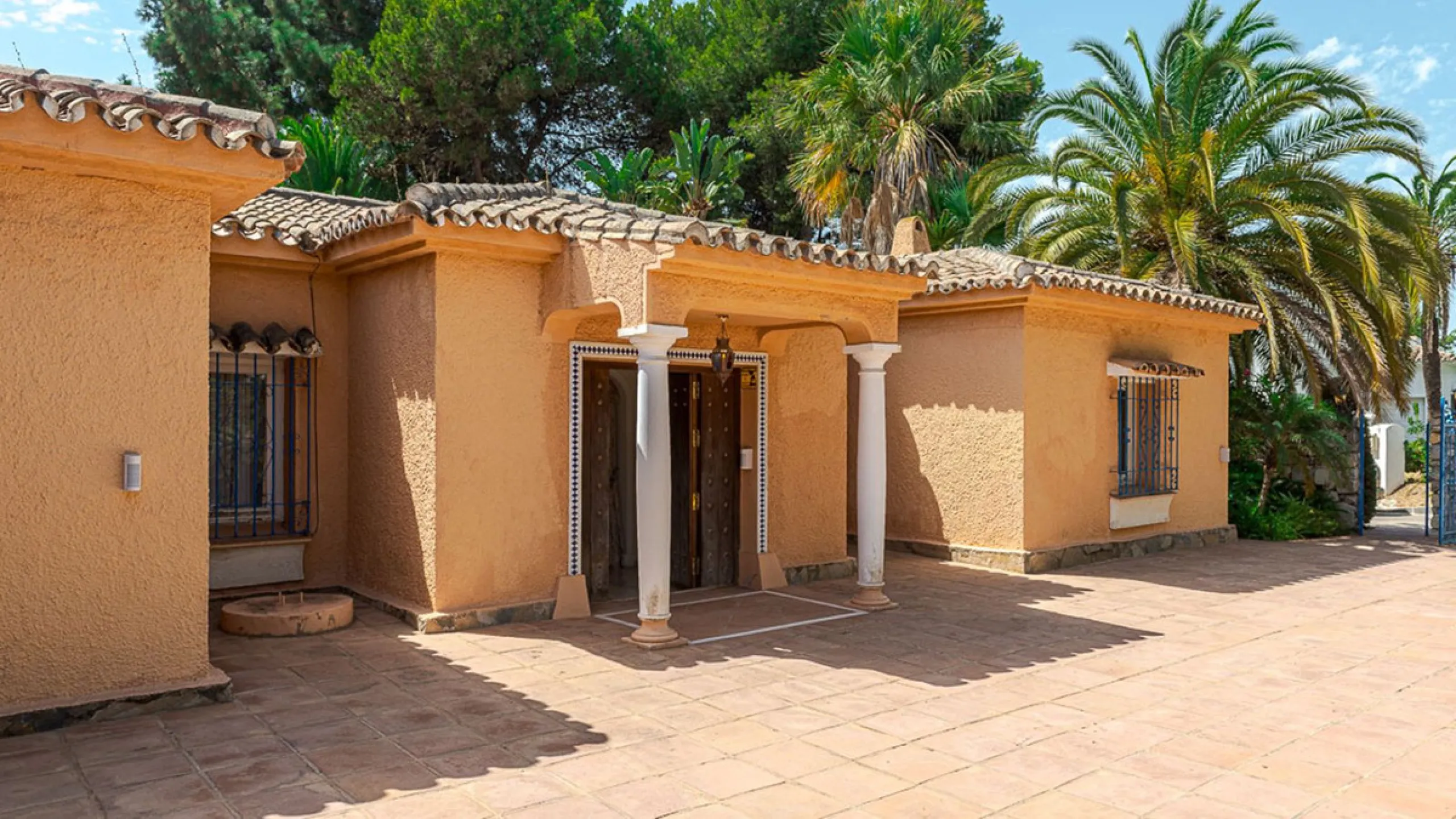 Villa for sale in El Paraiso - Baronal 100 meters from the beach, The New Golden Mile, Estepona in a very quiet neighborhood.
