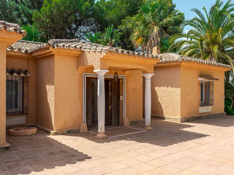 Villa for sale in El Paraiso - Baronal 100 meters from the beach, The New Golden Mile, Estepona in a very quiet neighborhood.