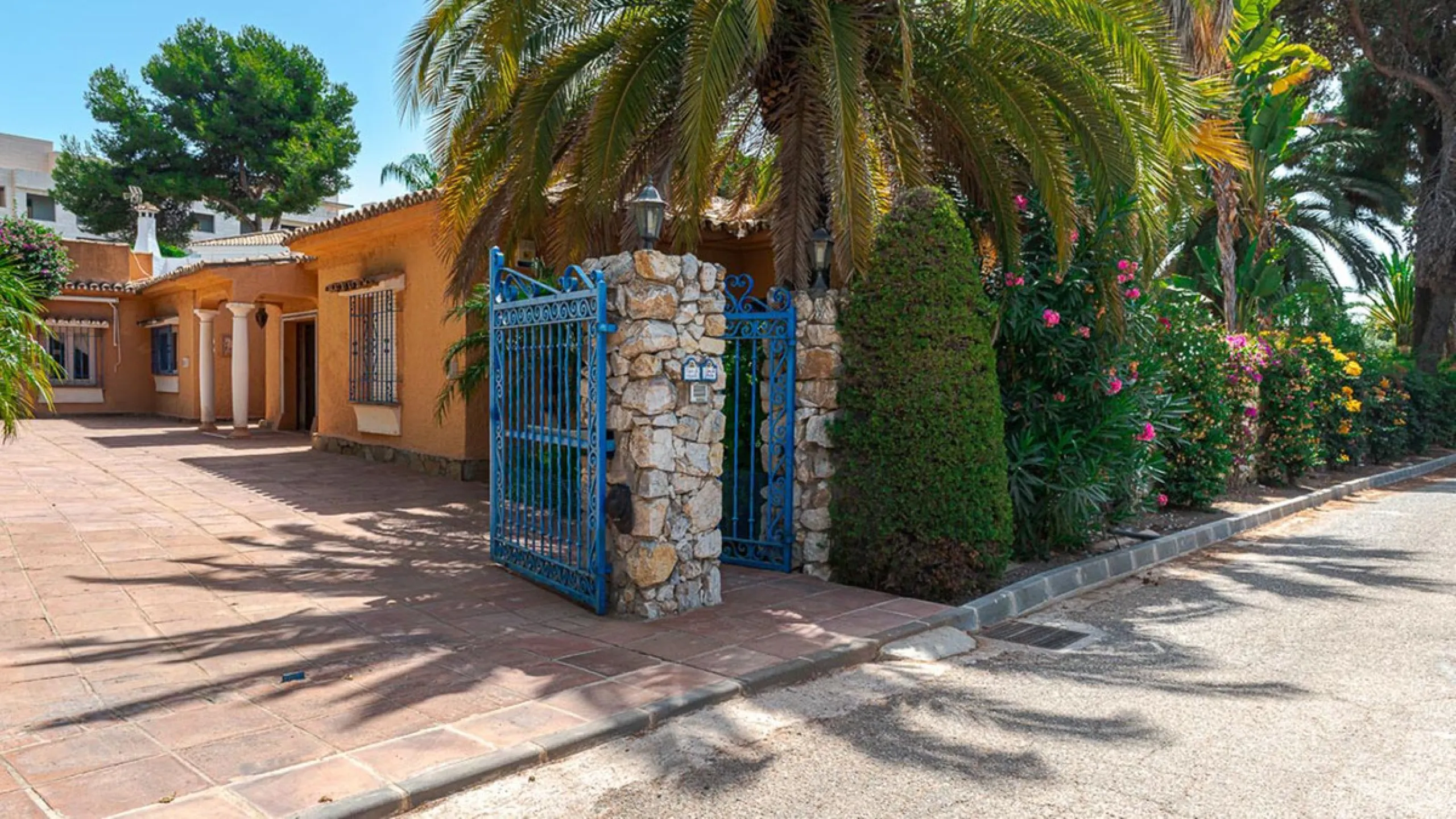 Villa for sale in El Paraiso - Baronal 100 meters from the beach, The New Golden Mile, Estepona in a very quiet neighborhood.