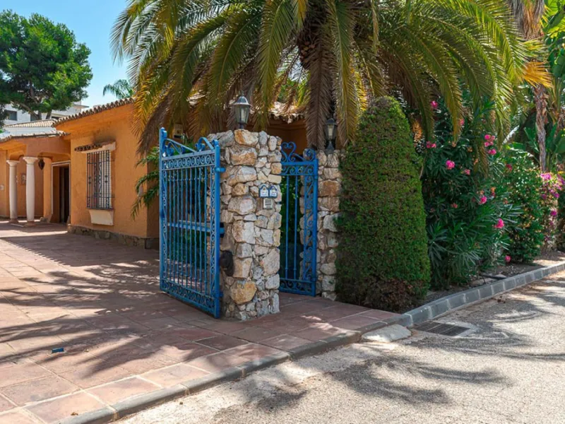 Villa for sale in El Paraiso - Baronal 100 meters from the beach, The New Golden Mile, Estepona in a very quiet neighborhood.