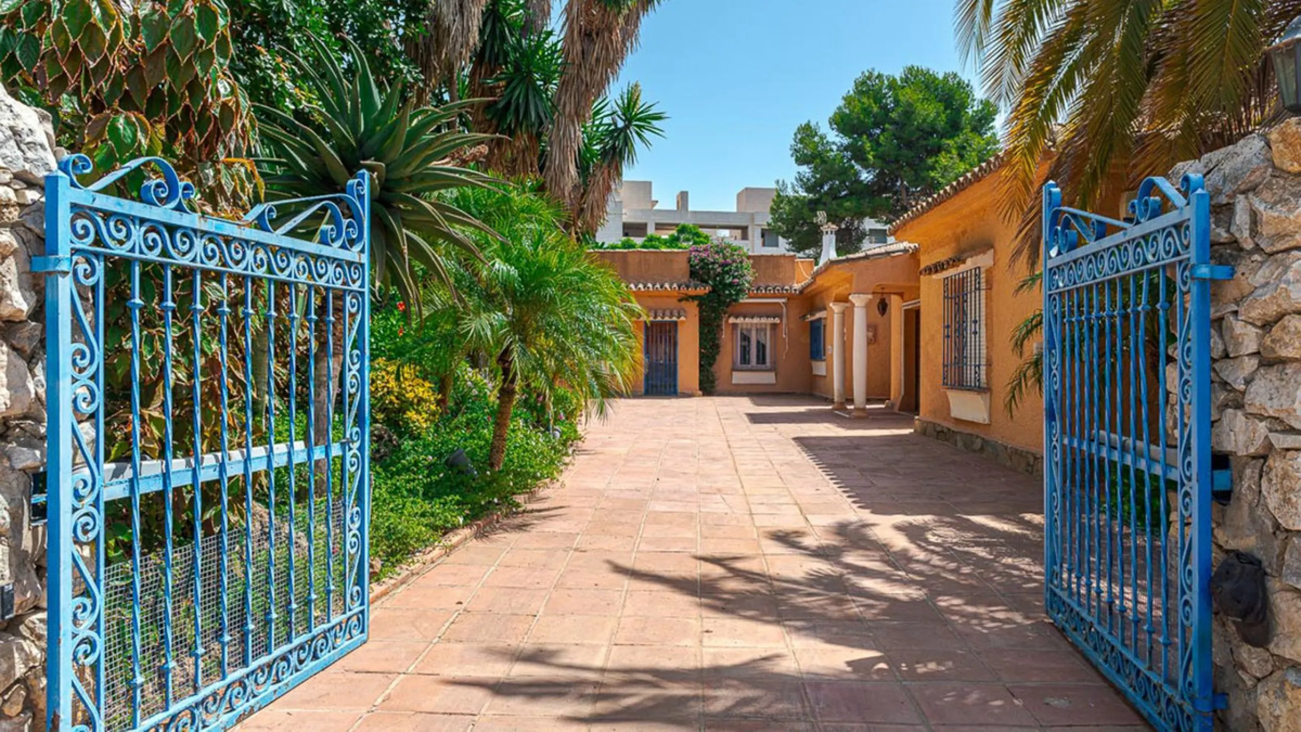 Villa for sale in El Paraiso - Baronal 100 meters from the beach, The New Golden Mile, Estepona in a very quiet neighborhood.