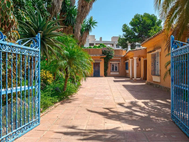 Villa for sale in El Paraiso - Baronal 100 meters from the beach, The New Golden Mile, Estepona in a very quiet neighborhood.