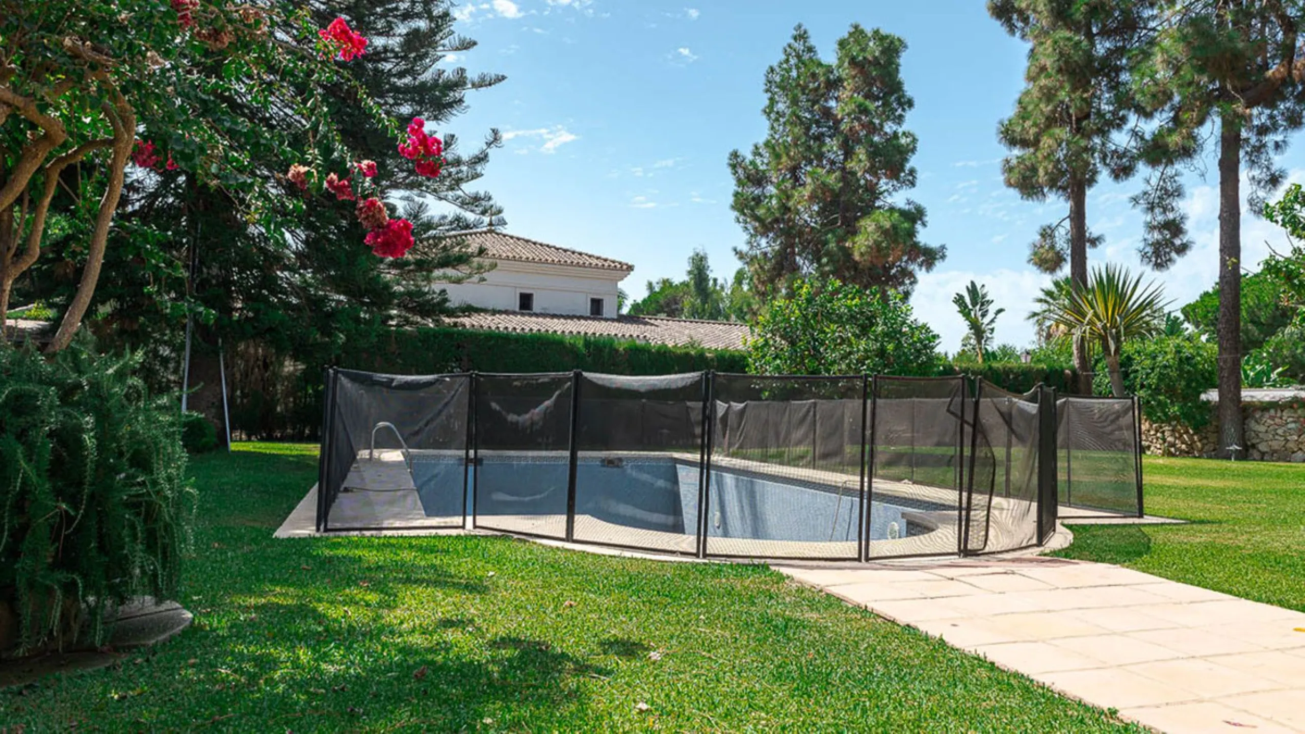 Villa for sale in El Paraiso - Baronal 100 meters from the beach, The New Golden Mile, Estepona in a very quiet neighborhood.