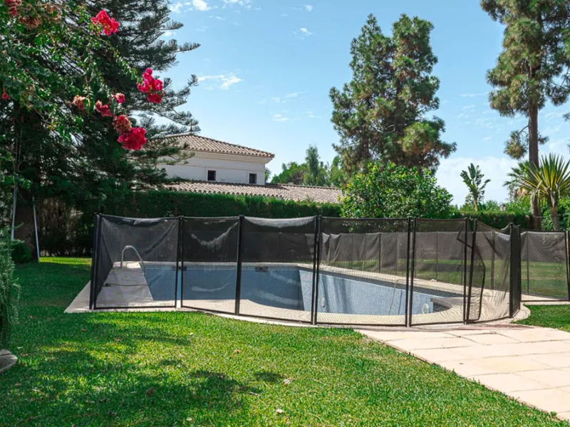 Villa for sale in El Paraiso - Baronal 100 meters from the beach, The New Golden Mile, Estepona in a very quiet neighborhood.