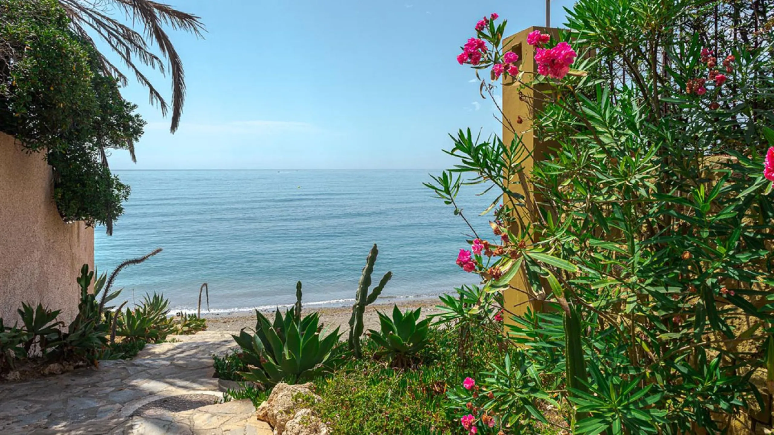 Villa for sale in El Paraiso - Baronal 100 meters from the beach, The New Golden Mile, Estepona in a very quiet neighborhood.