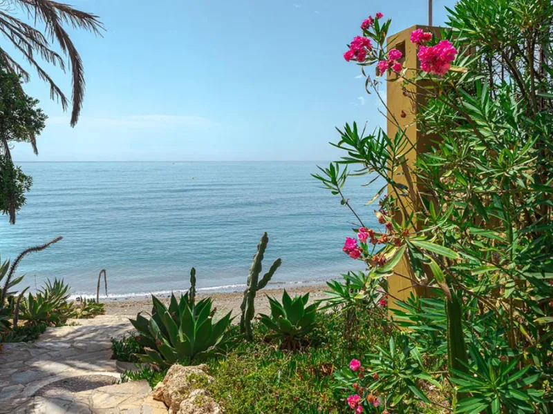 Villa for sale in El Paraiso - Baronal 100 meters from the beach, The New Golden Mile, Estepona in a very quiet neighborhood.