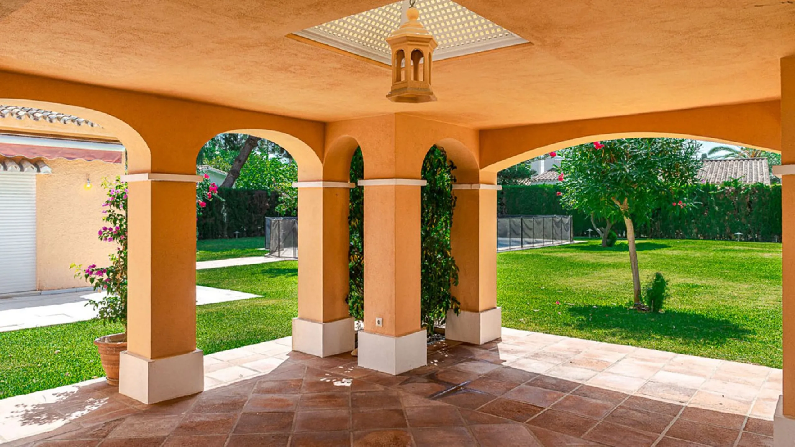 Villa for sale in El Paraiso - Baronal 100 meters from the beach, The New Golden Mile, Estepona in a very quiet neighborhood.