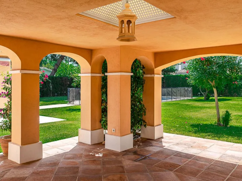Villa for sale in El Paraiso - Baronal 100 meters from the beach, The New Golden Mile, Estepona in a very quiet neighborhood.