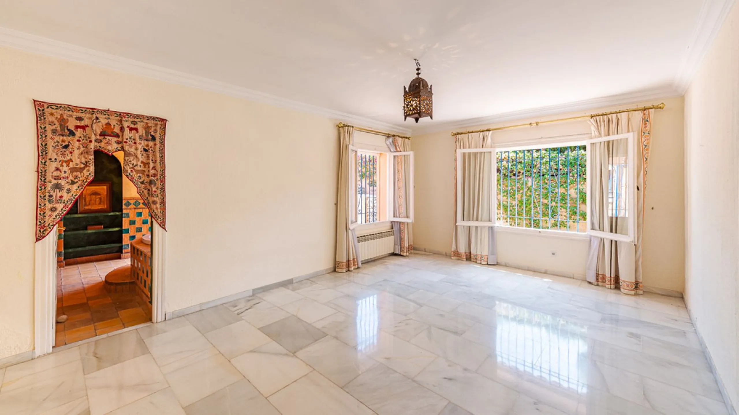 Villa for sale in El Paraiso - Baronal 100 meters from the beach, The New Golden Mile, Estepona in a very quiet neighborhood.