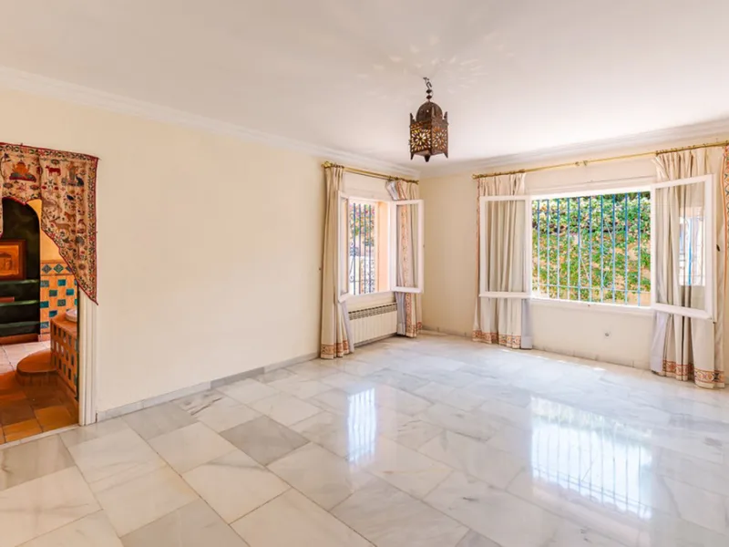 Villa for sale in El Paraiso - Baronal 100 meters from the beach, The New Golden Mile, Estepona in a very quiet neighborhood.